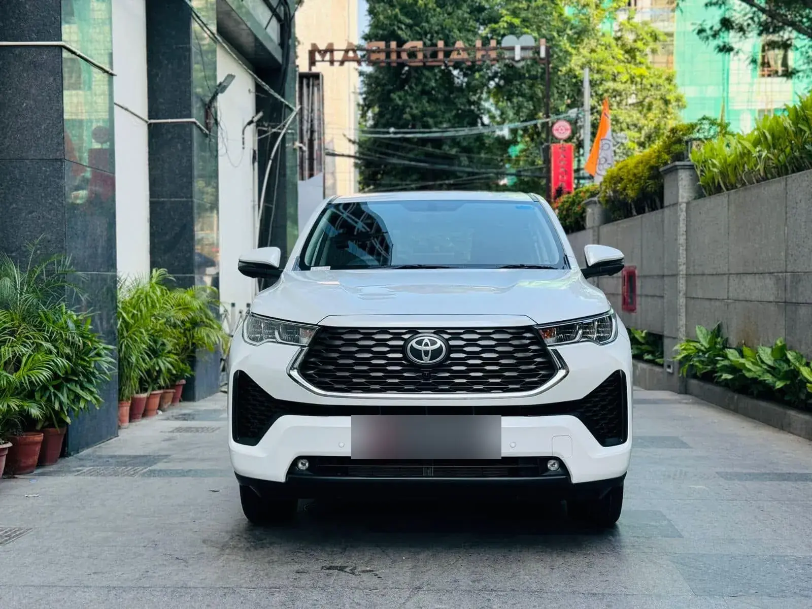 White Toyota Innova Hycross front view – Innova Hycross rental in Chennai