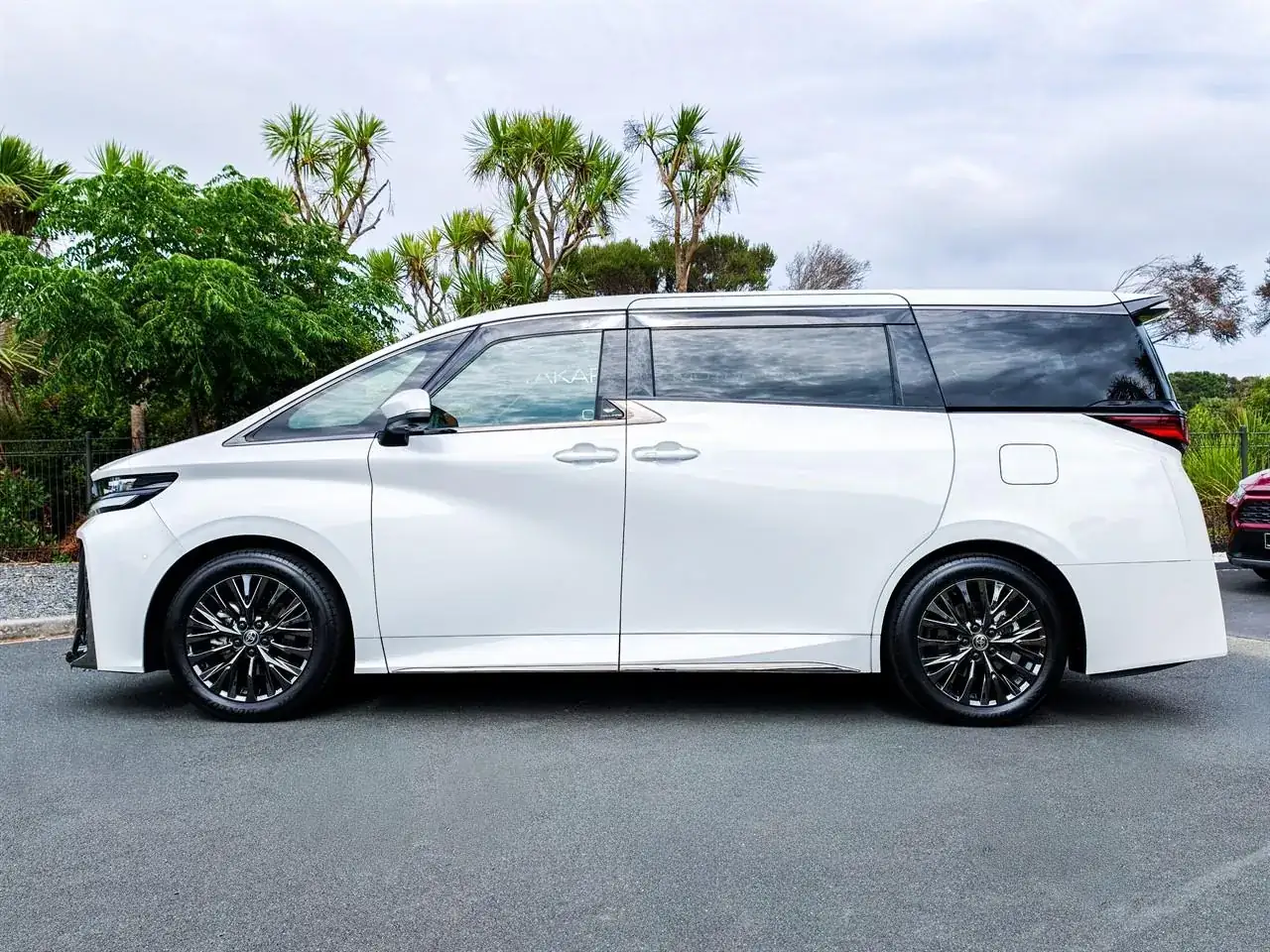 White Toyota Vellfire luxury MPV side view – Toyota Vellfire rental in Chennai
